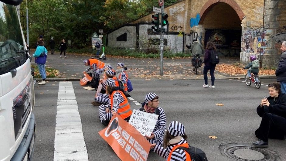 Siege in prisoner clothes at the beginning of the week