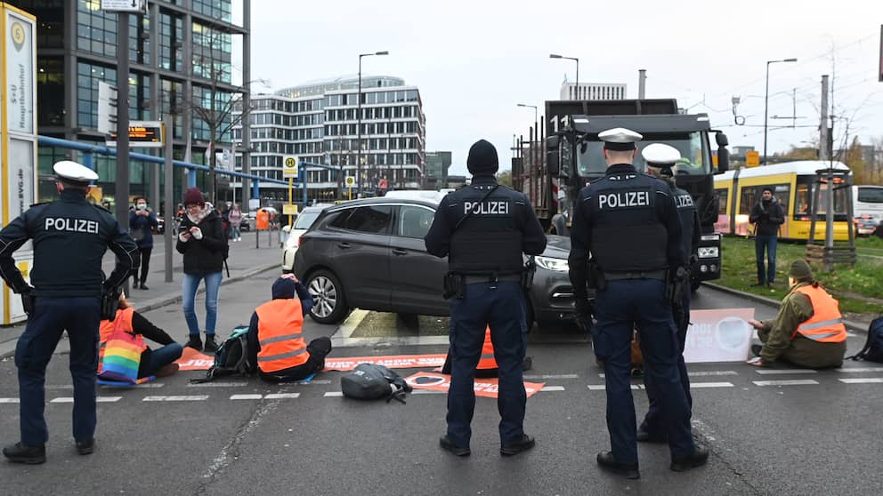 Police officers are on Europaplatz