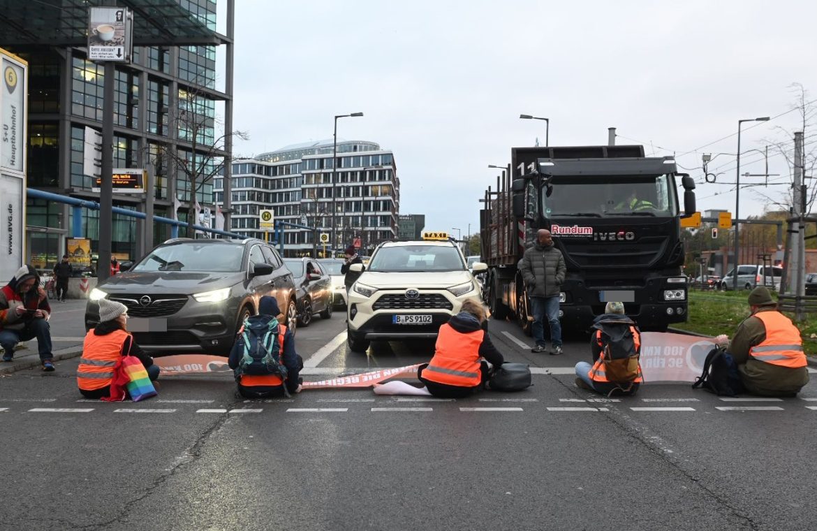 Sticky chaos causes traffic chaos at the main station